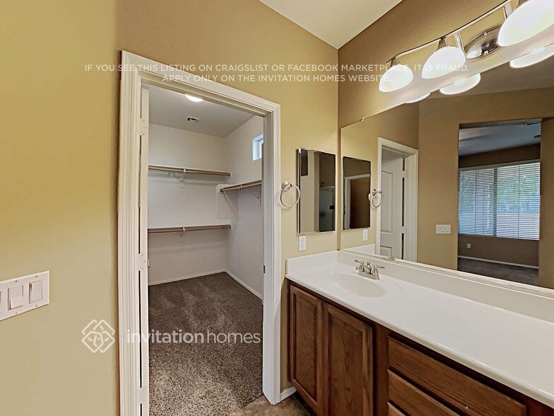 Building Photo - 21024 E Stonecrest Dr