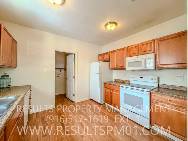 Building Photo - Adorable 2 Bedroom Charmer