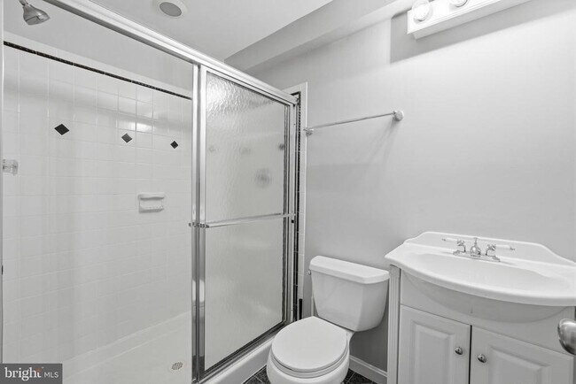 Building Photo - 34 Westhampton Ct
