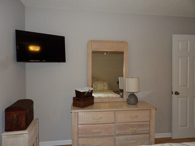 Building Photo - 4622 Greenbriar Dr