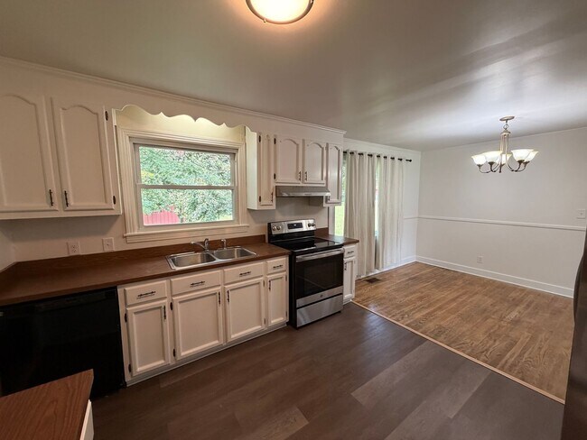 Building Photo - 2 bedroom, 1 bath home near Harding Place