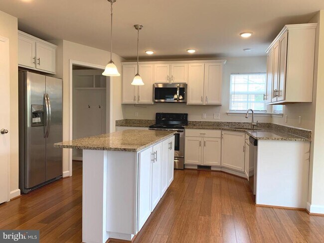 Building Photo - 6907 Lunette Ln
