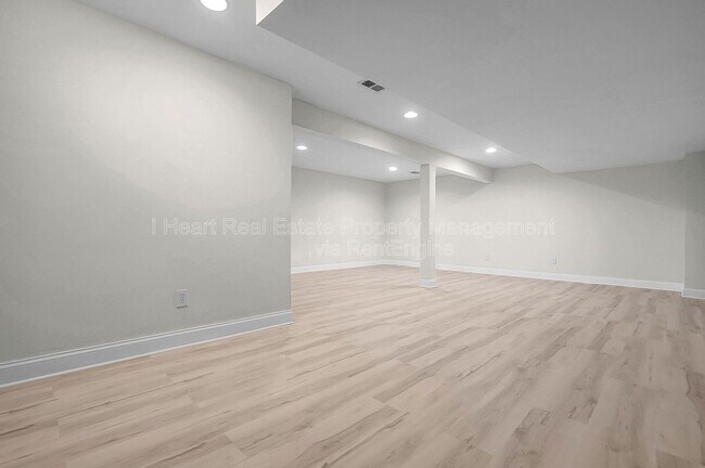 Building Photo - 9580 Mission Dr