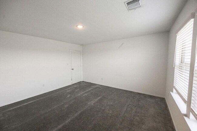 Building Photo - 448 English Oak St