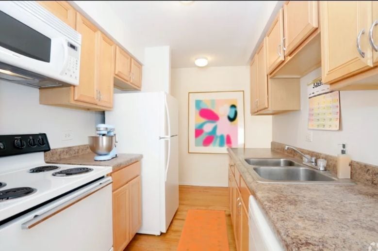 Building Photo - 6725 N Sheridan Rd