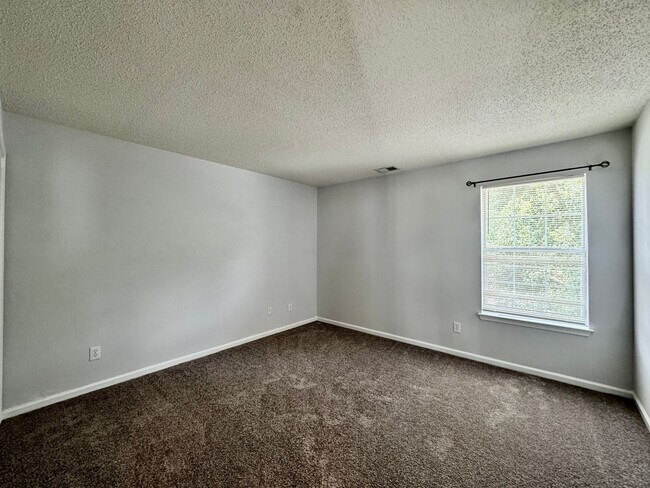 Building Photo - 4-Bedroom Home Castleton Ready 07-16-26! A Pet-Friendly Home - All Appliances - Fenced Yard - Exc...