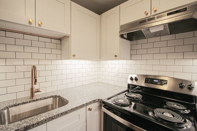 Building Photo - Beautiful 2 Bedroom Renovated Apartment Wa...