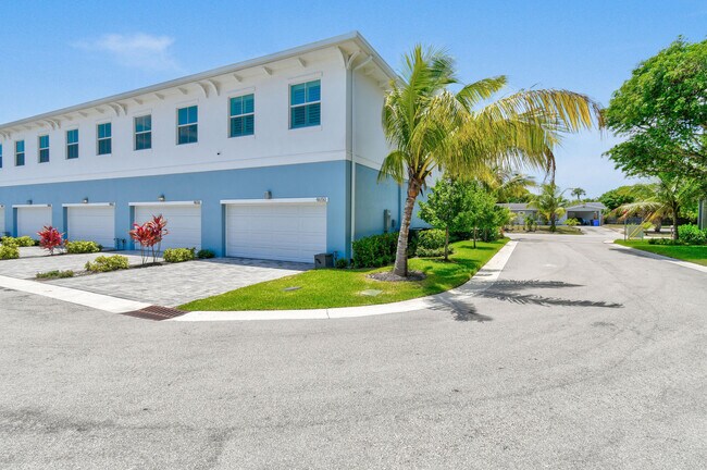 Building Photo - 4650 SE Manatee Way