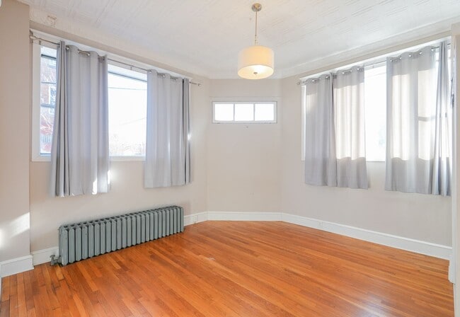 Building Photo - Amazing 1st fl Apt with private entrance and w/d