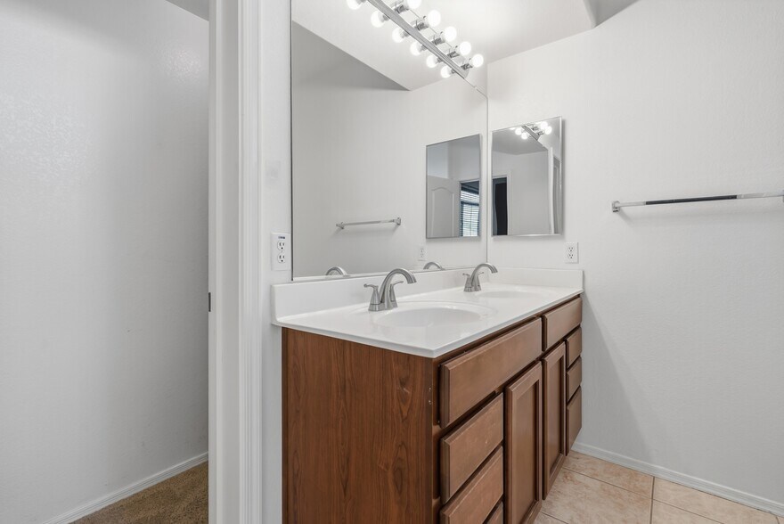 Building Photo - 2150 W Alameda Rd