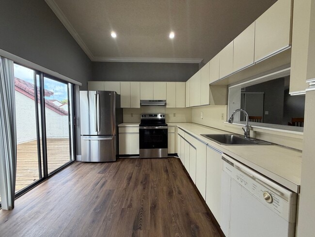 Building Photo - 323 Ives Dairy Rd