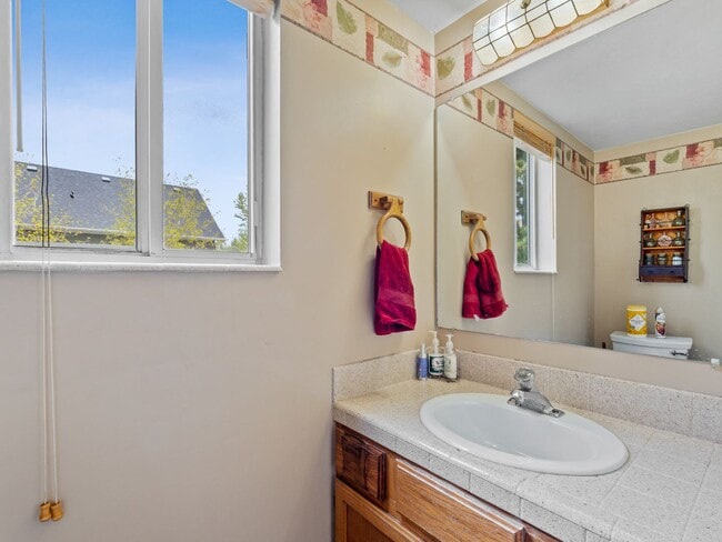 Building Photo - Spacious 5-Bedroom Home for Rent in Sandy, UT