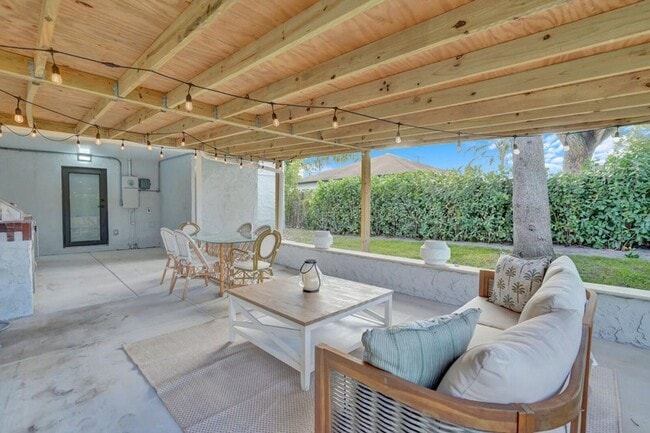 Building Photo - 727 Fernwood Dr