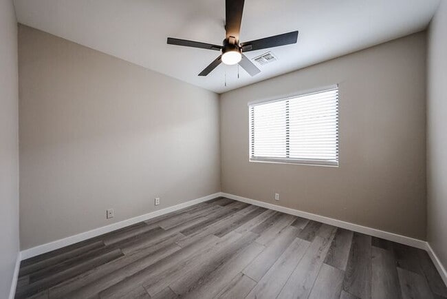 Building Photo - Welcome to this Charming 3 BEDROOM , 2 BAT...