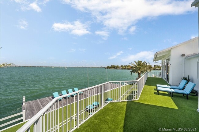 Building Photo - 1413 N Venetian Way