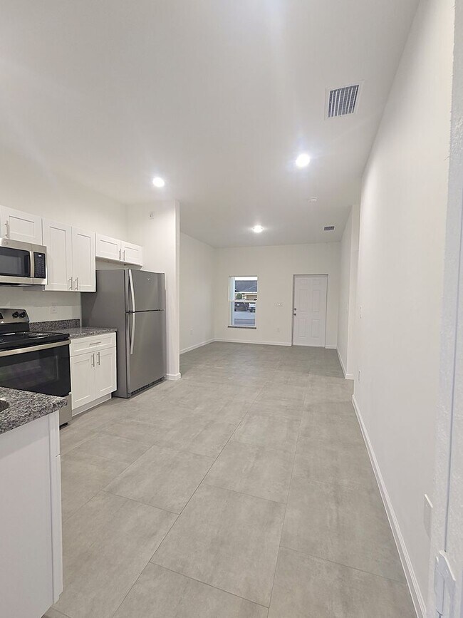 Building Photo - 2/2/1-Great Location- SW Lehigh Acres