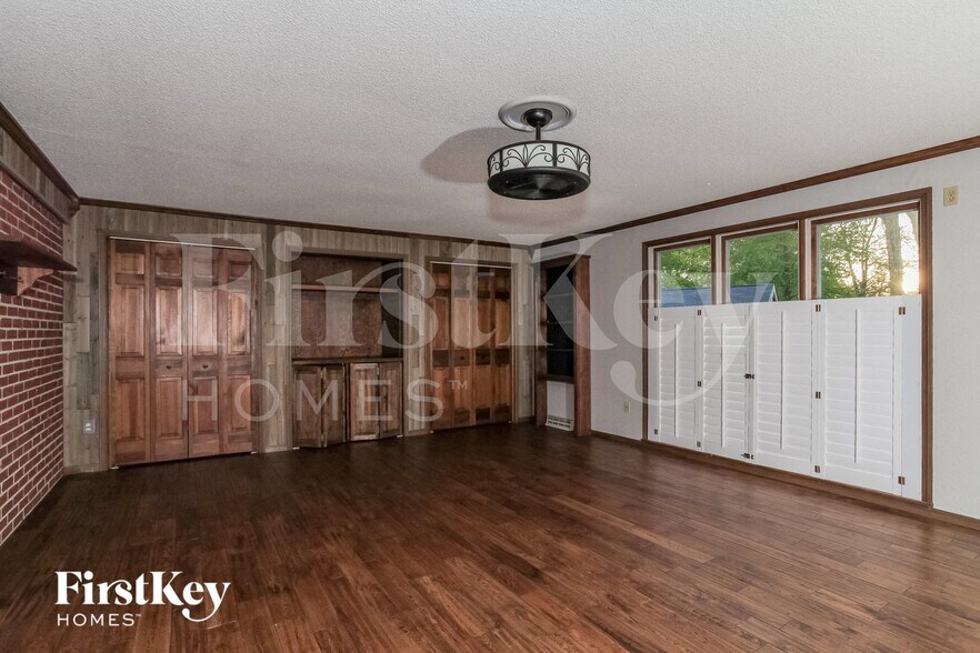 Building Photo - 1244 Day Cir E