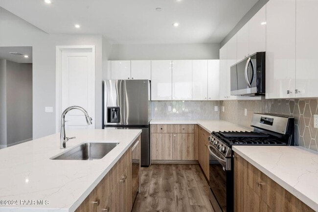 Building Photo - Beautiful Home in a Stunning 55+ Community...