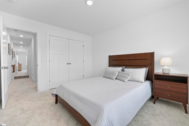 Building Photo - Wonderful Short-Term Furnished Townhome Cl...