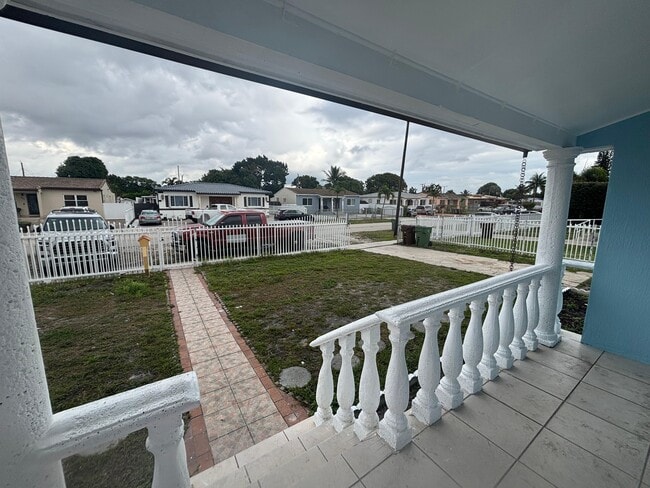 Building Photo - 250 E 34th St