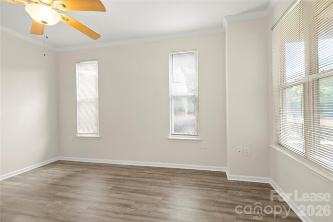 Building Photo - 567 E 9th St