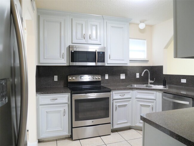 Building Photo - 6603 Schambray St