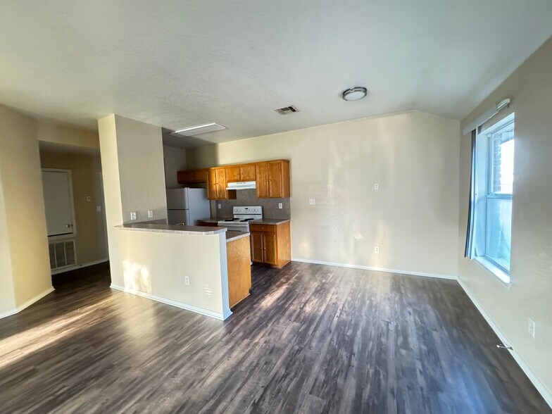 Building Photo - 3406 Toledo Dr