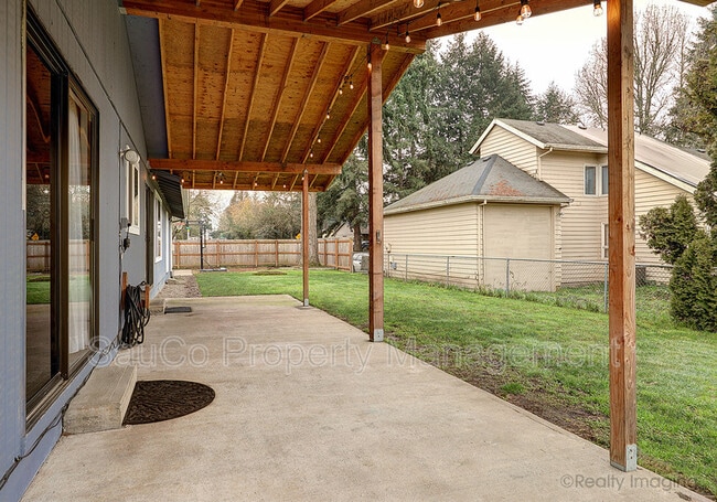 Building Photo - 823 NW 7th Ave