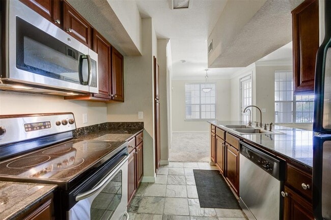 Building Photo - 7575 Kirby Dr