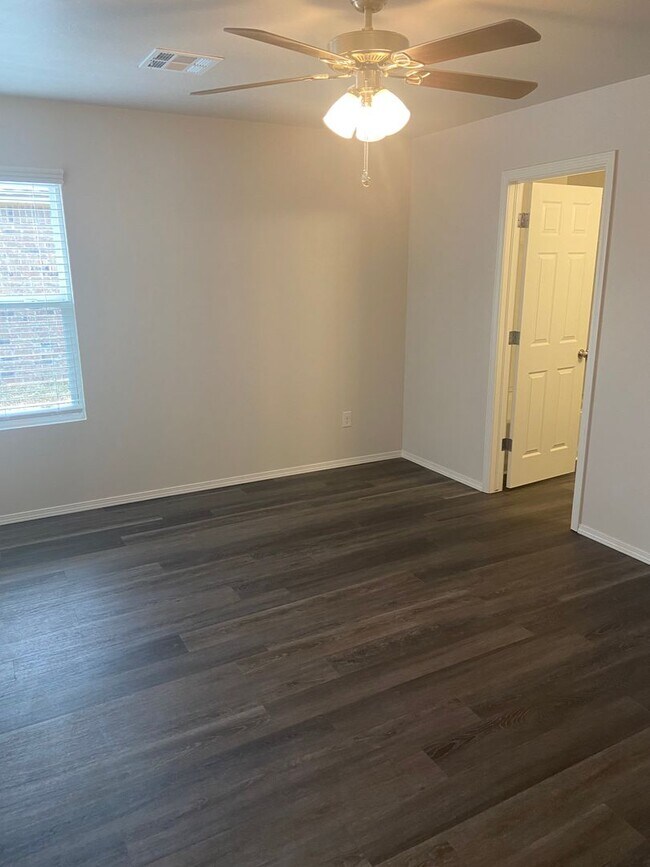 Building Photo - PRE-LEASING NOW — Comfortable 3-Bedroom | 2-Bath Home in Fox Hollow