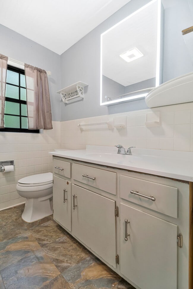 Building Photo - Charming 4 Bedroom Pensacola Rental in a Convenient Location!