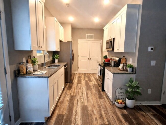 Building Photo - Beautiful 3BR 2.5BA Home in Salisbury • Tour Today