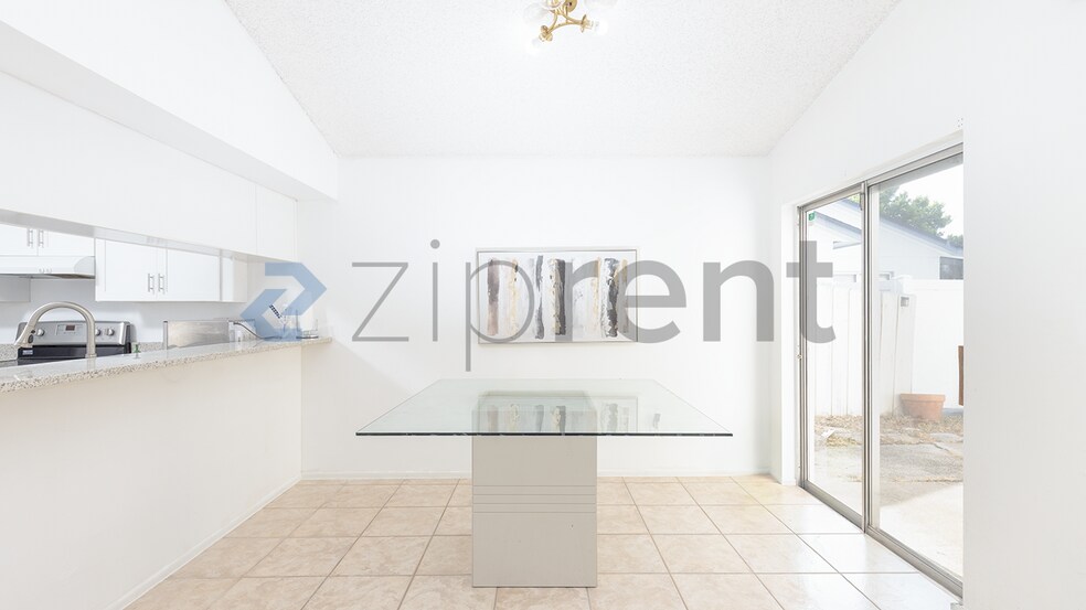 Building Photo - Unit
