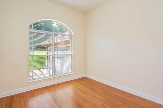 Building Photo - 618 Territory Ln