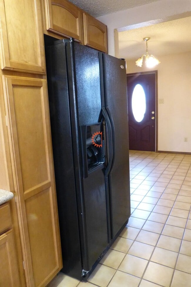 Building Photo - Lovely 3 bedroom 2 bathroom brick home wit...