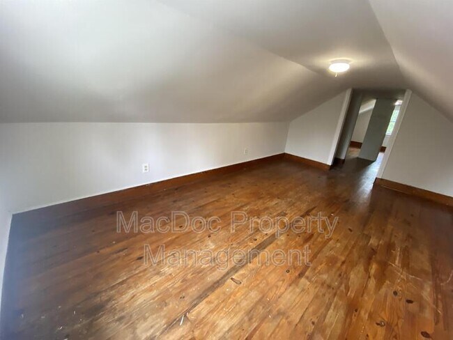 Building Photo - 119 Gibson St