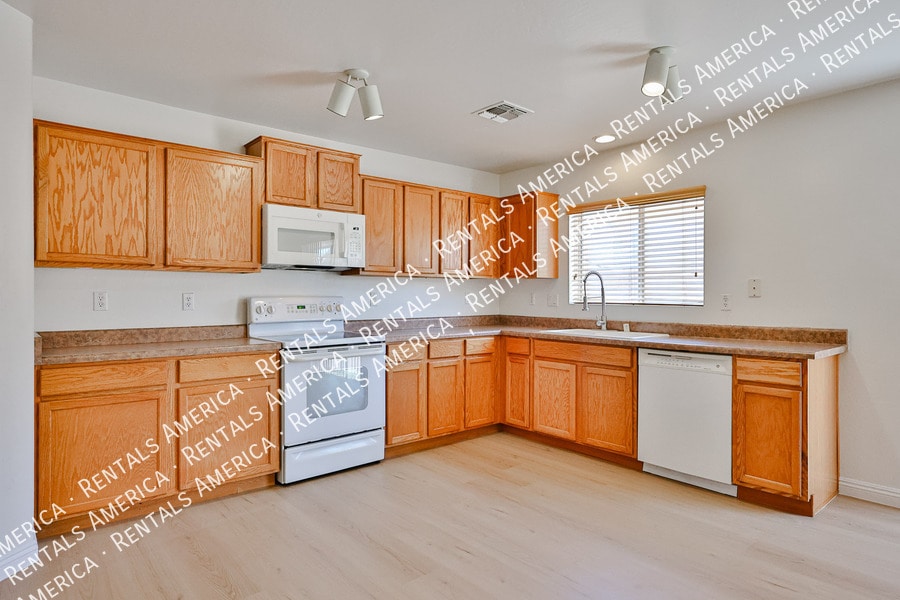 Building Photo - 11627 W Cheryl Dr