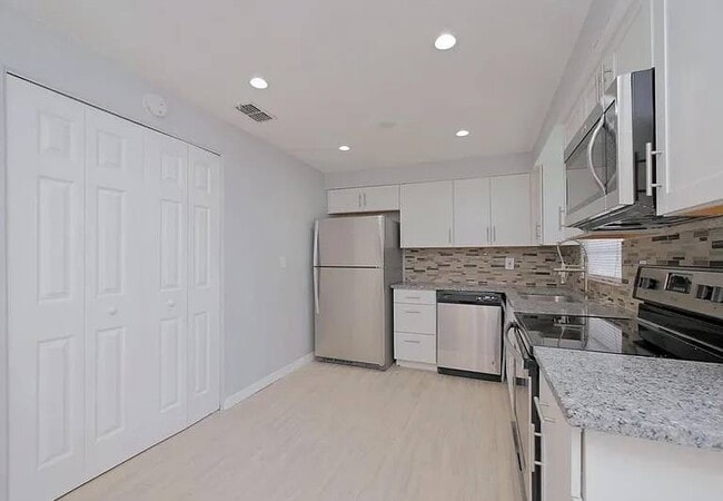 Building Photo - 2633 Kenwood Dr W
