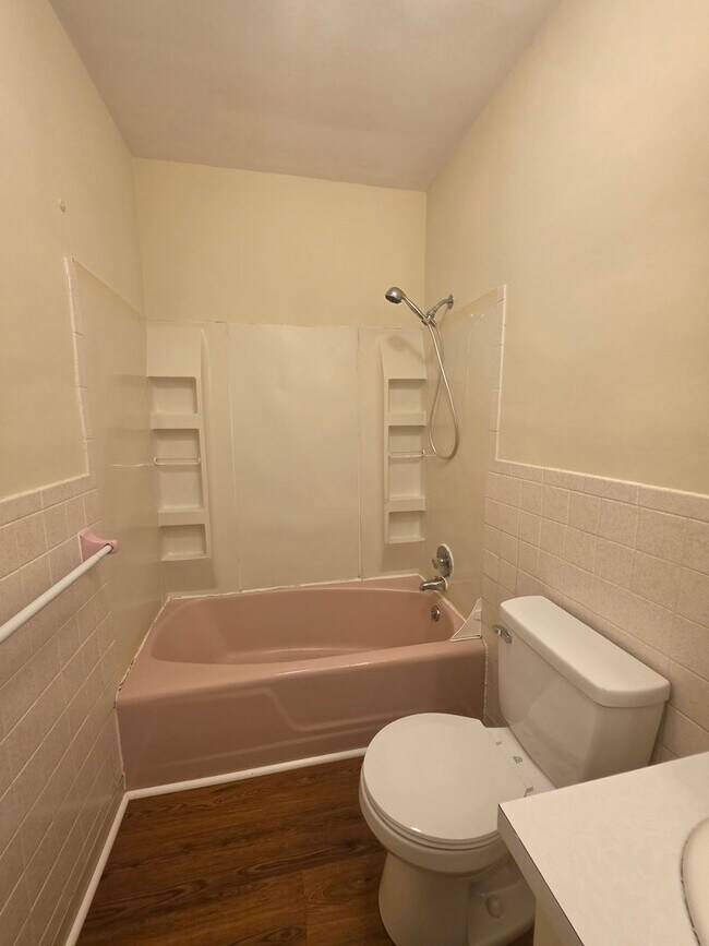 Building Photo - Kent Ohio 2 Bedroom 1.5 Bath 2 Bonus Rooms.