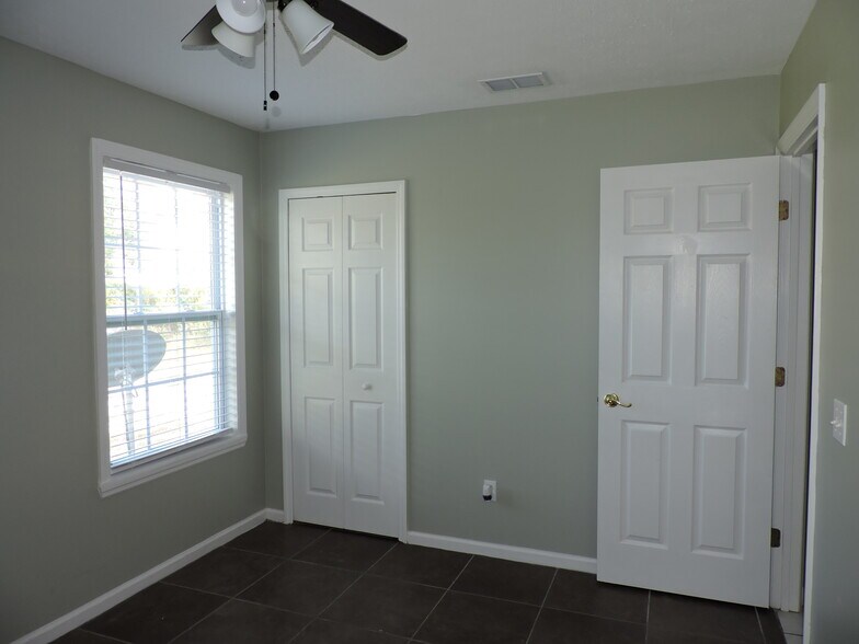 Building Photo - 5931 Pinetree Ave