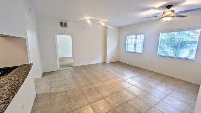 Building Photo - Annual Unfurnished 2/2 Condo in Downtown S...