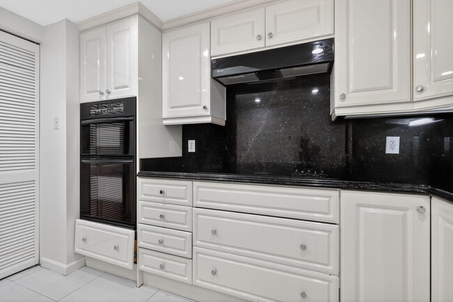 Building Photo - 9595 Collins Ave