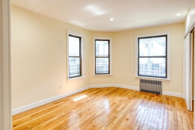 Building Photo - Updated 3 bedroom 1st floor apartment in Waterbury