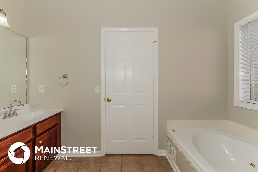 Building Photo - 4420 Benchmark Dr