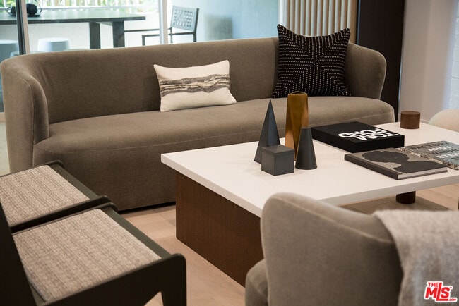 Building Photo - 8917 Cynthia St