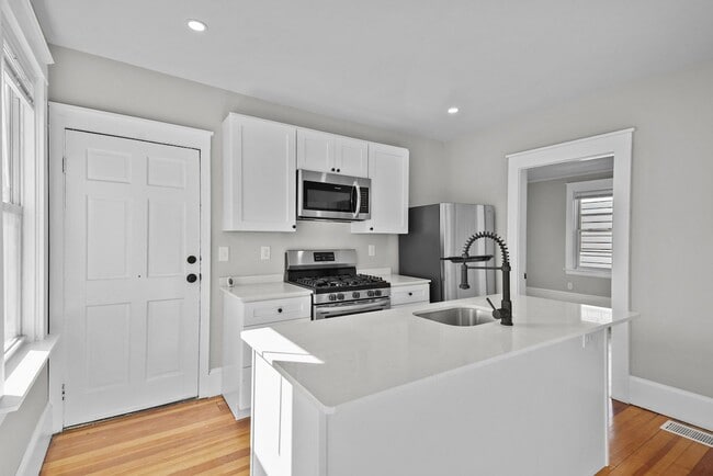 Building Photo - Completely Renovated 2 Bedroom in Elmhurst!