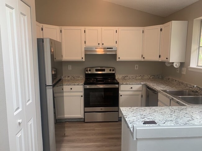 Building Photo - Spacious Tri-Level Home in Southwest Ft. C...