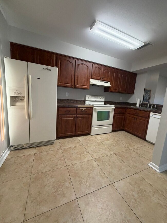 Building Photo - Townhouse in Countryside