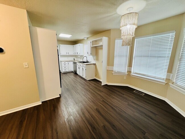 Building Photo - Spacious 4 bed 2.5 bath in Union Schools