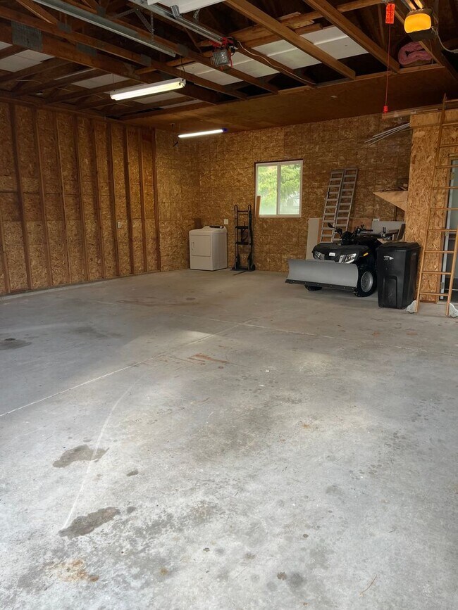 Building Photo - 17704 N Hilltop Rd